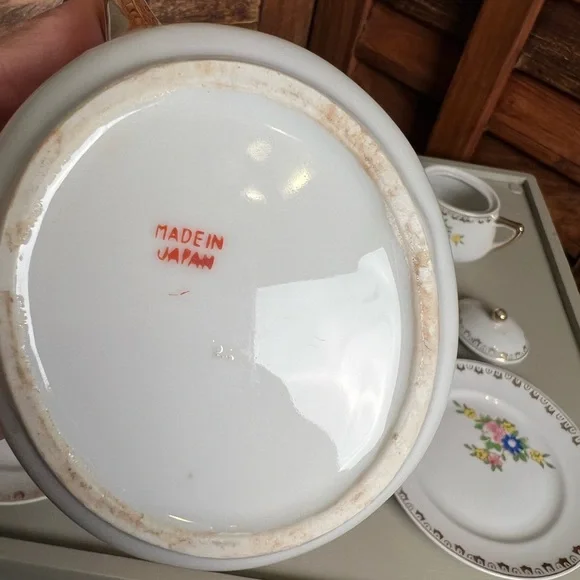 Children’s porcelain 9 pieces china tea set. Flowers w/ gold accents. Adorable🥰 - Picture 9 of 10